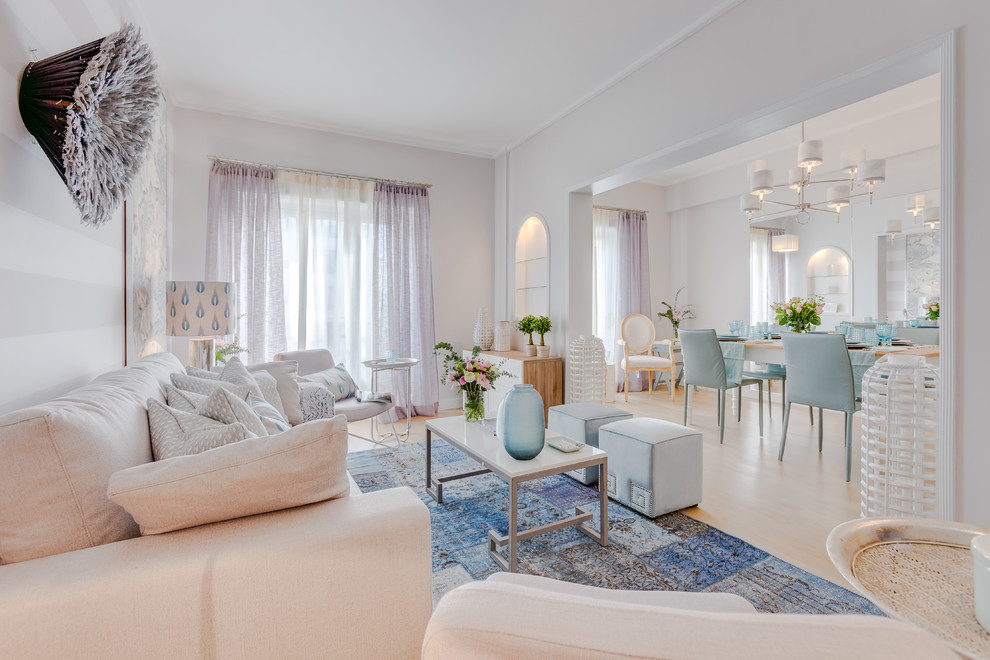 Diseño de sala de estar abierta clásica renovada pequeña sin chimenea y televisor con paredes grises y suelo de madera en tonos medios