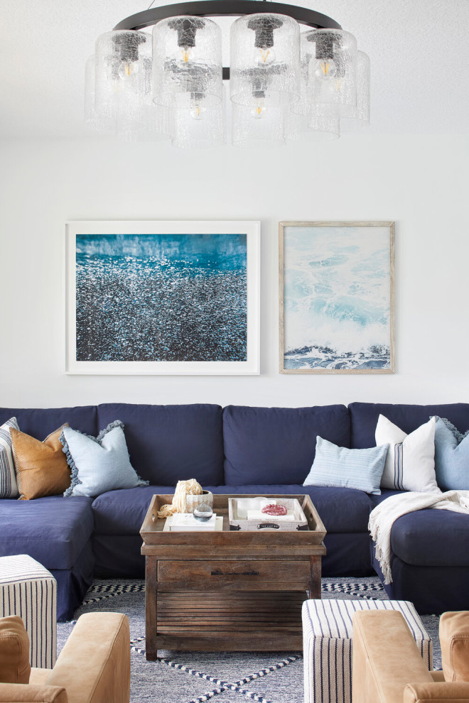 Mittelgroßes, Offenes Maritimes Wohnzimmer mit weißer Wandfarbe, TV-Wand und vertäfelten Wänden in Sonstige