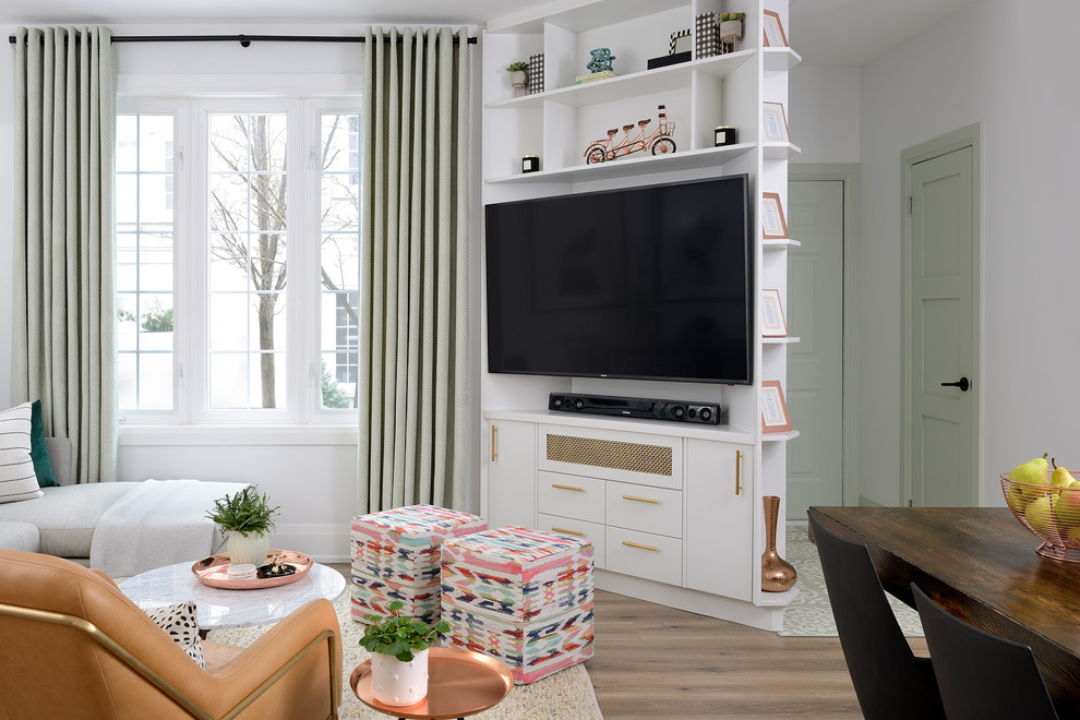 Exempel på ett mellanstort eklektiskt allrum med öppen planlösning, med vita väggar, mellanmörkt trägolv, en öppen hörnspis, en spiselkrans i trä, en väggmonterad TV och brunt golv