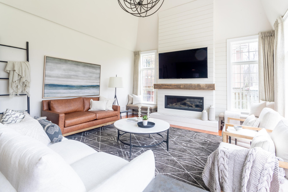 Großes, Offenes Klassisches Wohnzimmer mit beiger Wandfarbe, braunem Holzboden, Kamin, Kaminumrandung aus Holz, TV-Wand und orangem Boden in Toronto