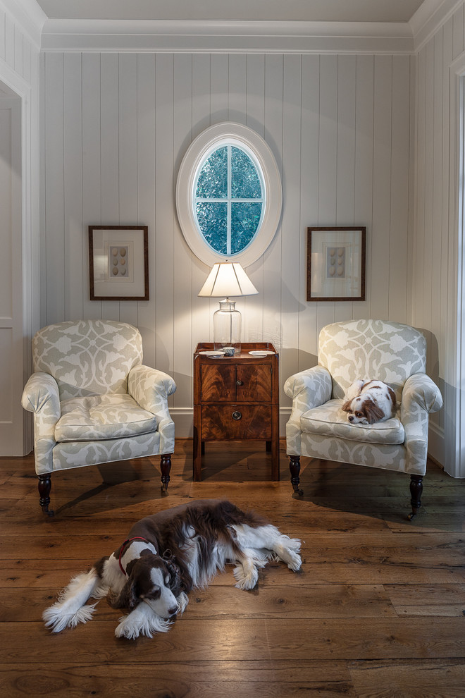 Klassisches Wohnzimmer mit weißer Wandfarbe und dunklem Holzboden in Houston