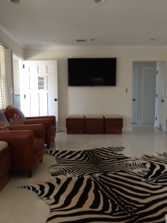 Foto de sala de estar clásica con paredes beige, suelo de cemento y suelo beige