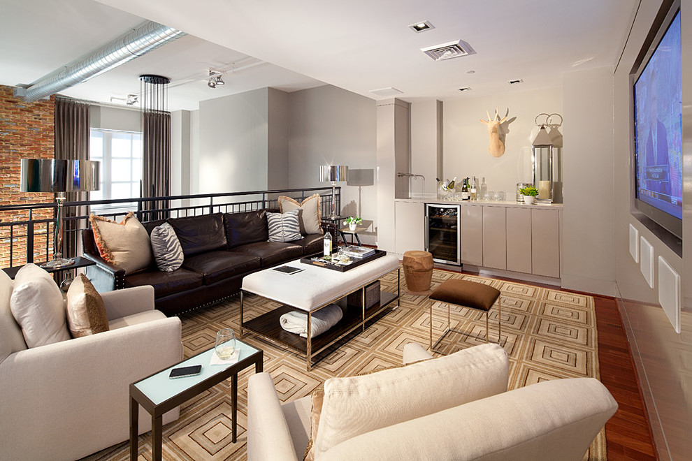 На фото: двухуровневая гостиная комната в современном стиле с бежевыми стенами и телевизором на стене