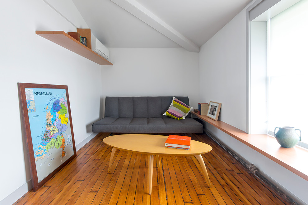 Ejemplo de sala de estar minimalista con paredes blancas y suelo de madera en tonos medios