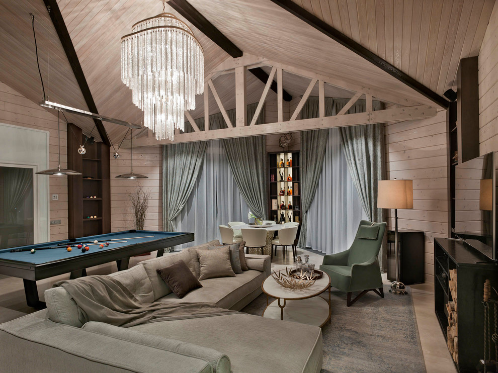 Modelo de sala de estar tradicional renovada con paredes beige, todas las chimeneas y televisor independiente