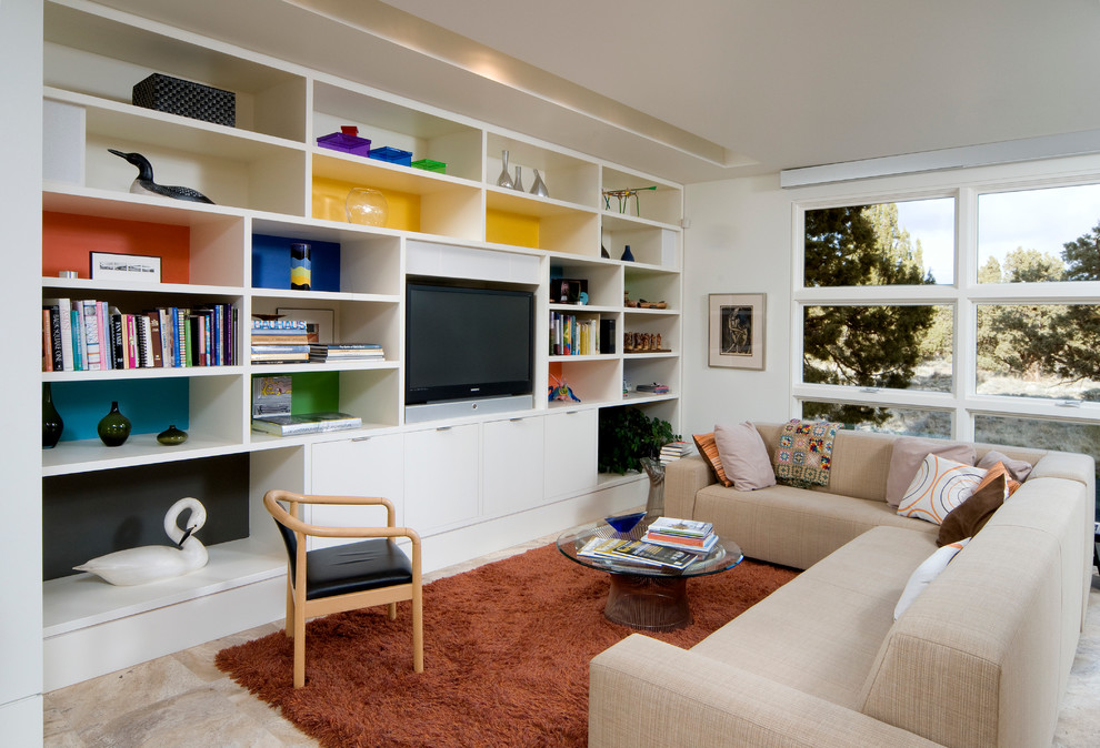 Ejemplo de sala de estar minimalista con pared multimedia