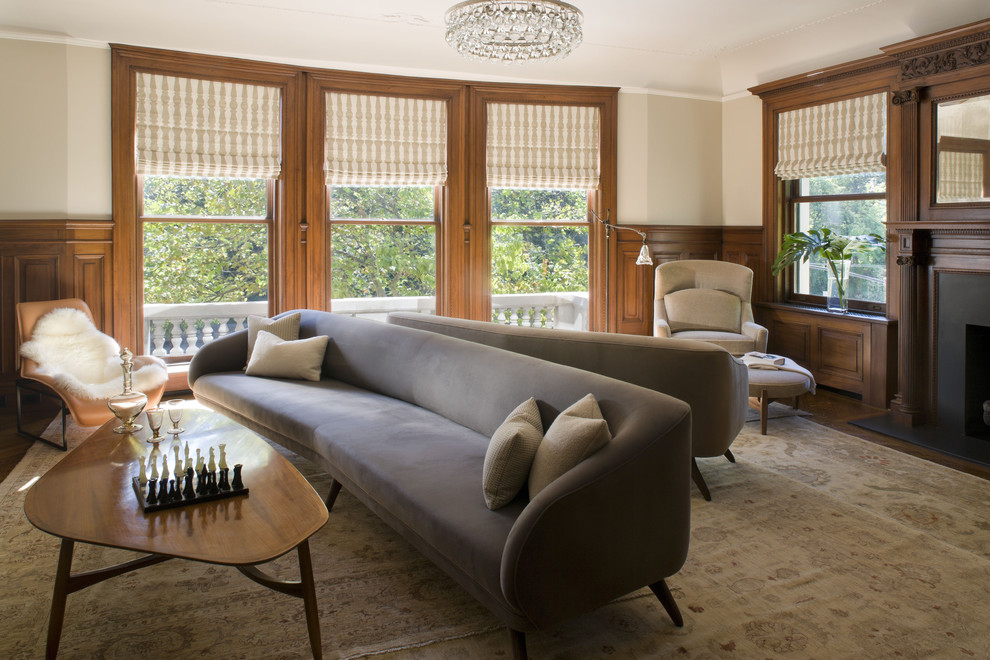 Стильный дизайн: гостиная комната в стиле неоклассика (современная классика) с бежевыми стенами, стандартным камином и ковровым покрытием - последний тренд