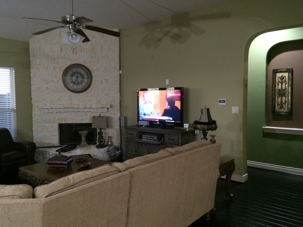 Стильный дизайн: большая открытая гостиная комната в современном стиле с зелеными стенами и отдельно стоящим телевизором - последний тренд