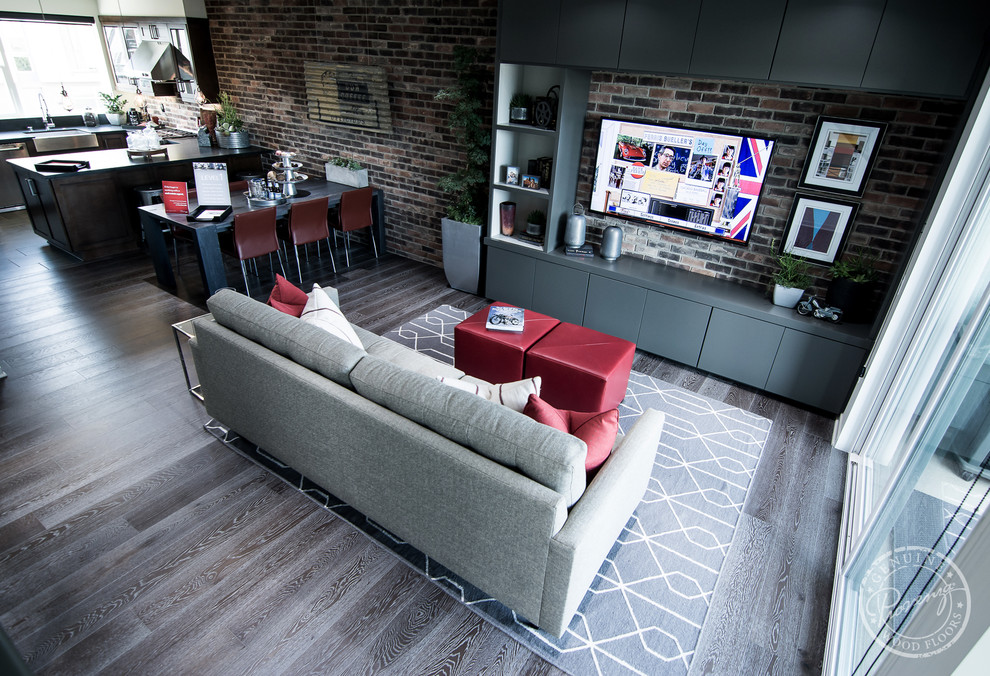 Diseño de sala de estar tipo loft moderna con paredes grises y suelo de madera oscura