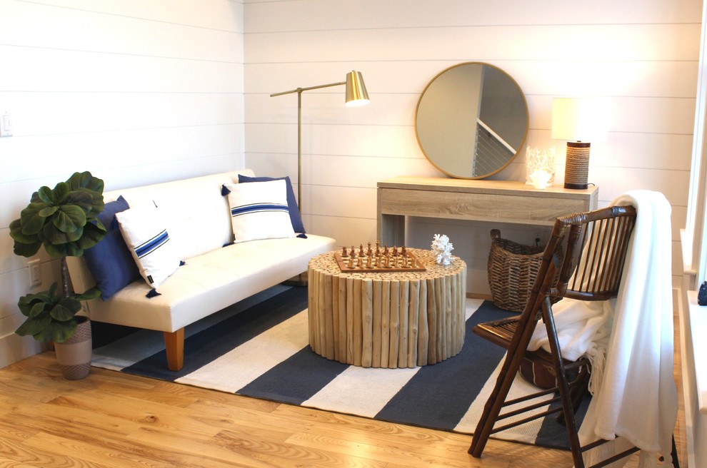 Foto di un soggiorno design di medie dimensioni e aperto con pareti grigie, parquet chiaro e TV a parete