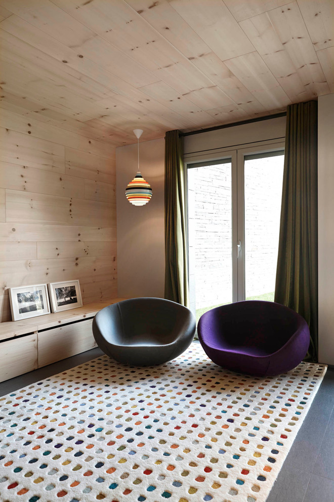 Aménagement d'une petite salle de séjour scandinave fermée avec un mur beige, un sol en carrelage de céramique, aucune cheminée et aucun téléviseur.