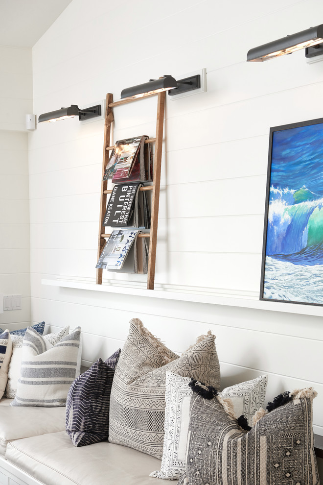 Стильный дизайн: гостиная комната в морском стиле с белыми стенами - последний тренд