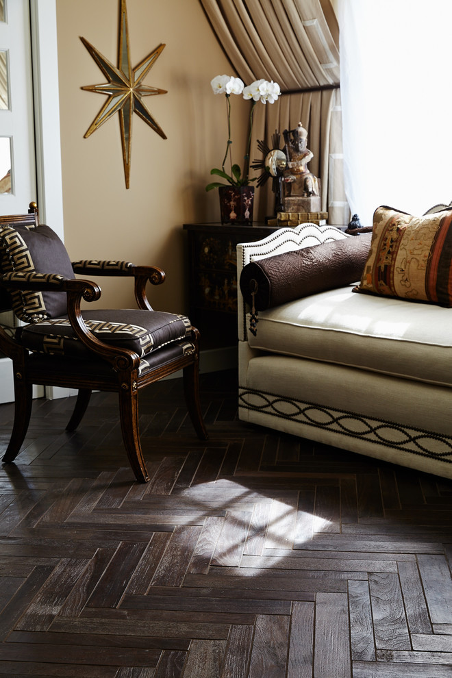 Ejemplo de sala de estar actual con suelo de madera oscura