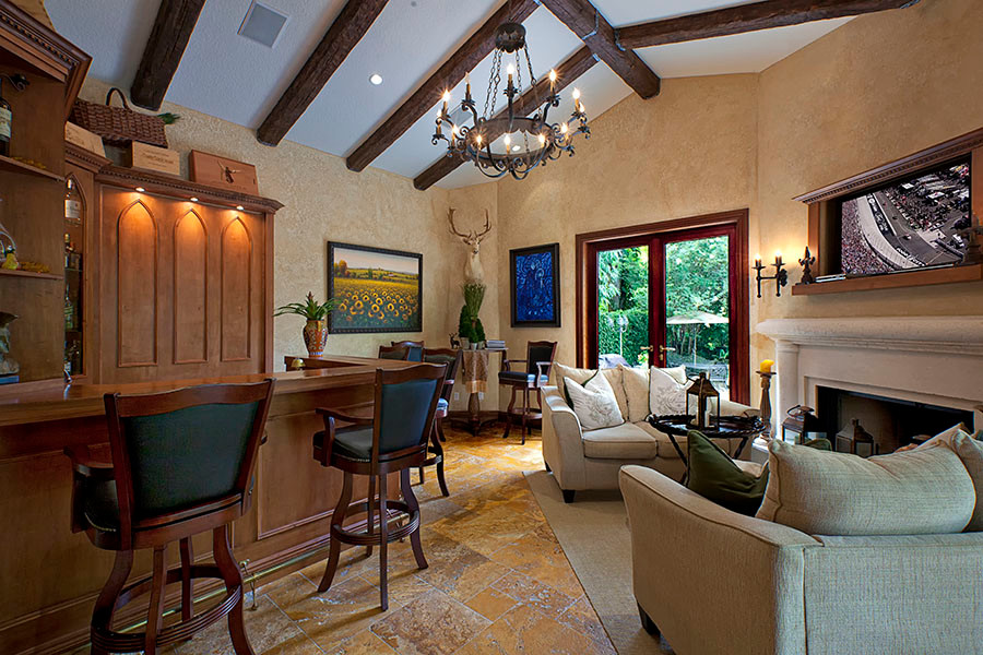 Großes, Abgetrenntes Klassisches Wohnzimmer mit brauner Wandfarbe, Schieferboden, Kamin, Kaminumrandung aus Stein, TV-Wand und braunem Boden in Miami