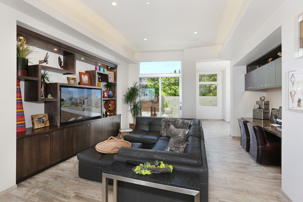 Diseño de sala de estar abierta clásica renovada con paredes blancas, suelo de baldosas de cerámica y pared multimedia