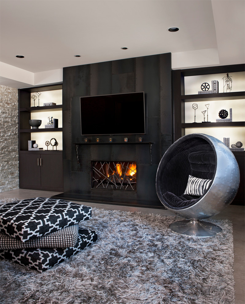 Cette image montre une salle de séjour design de taille moyenne avec une cheminée standard, un téléviseur fixé au mur, un mur gris, un sol en bois brun, un manteau de cheminée en carrelage et un sol gris.