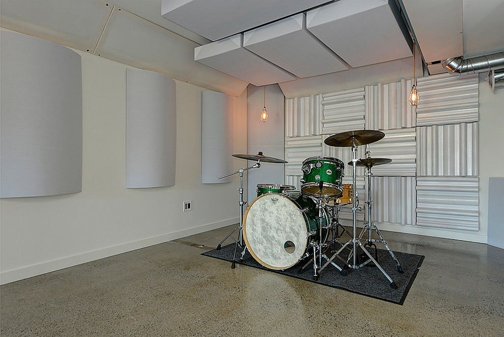 シアトルにある広いモダンスタイルのおしゃれな独立型ファミリールーム (ミュージックルーム、白い壁、コンクリートの床) の写真