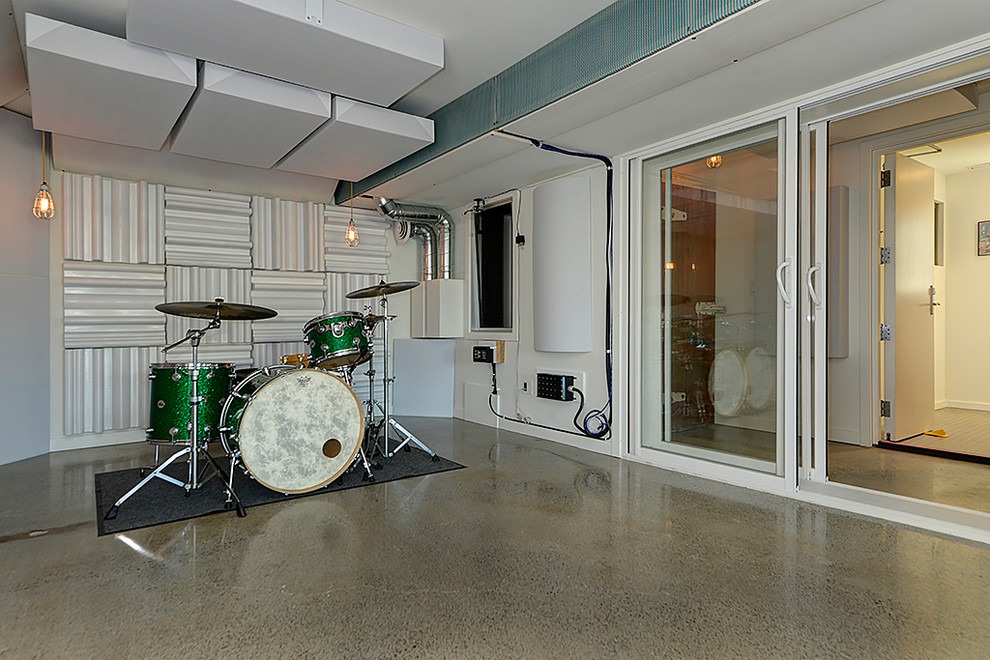 Inspiration pour une grande salle de séjour minimaliste fermée avec une salle de musique, un mur blanc et sol en béton ciré.