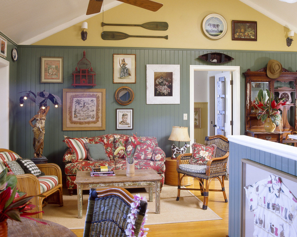 Источник вдохновения для домашнего уюта: гостиная комната в морском стиле с серыми стенами и паркетным полом среднего тона