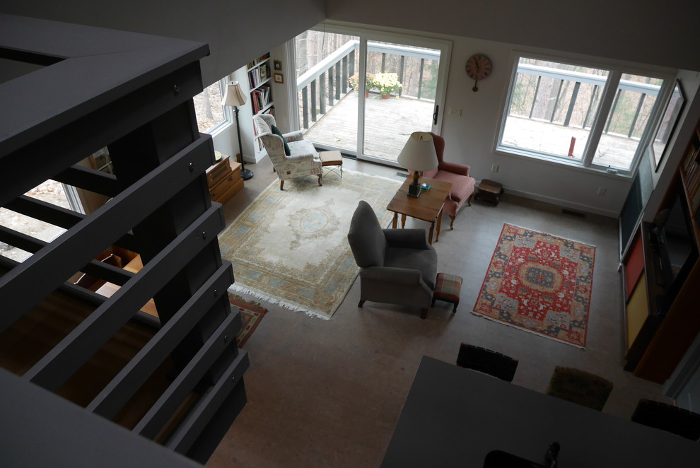 Mittelgroßes, Offenes Modernes Wohnzimmer mit grauer Wandfarbe, Korkboden und Multimediawand in Detroit