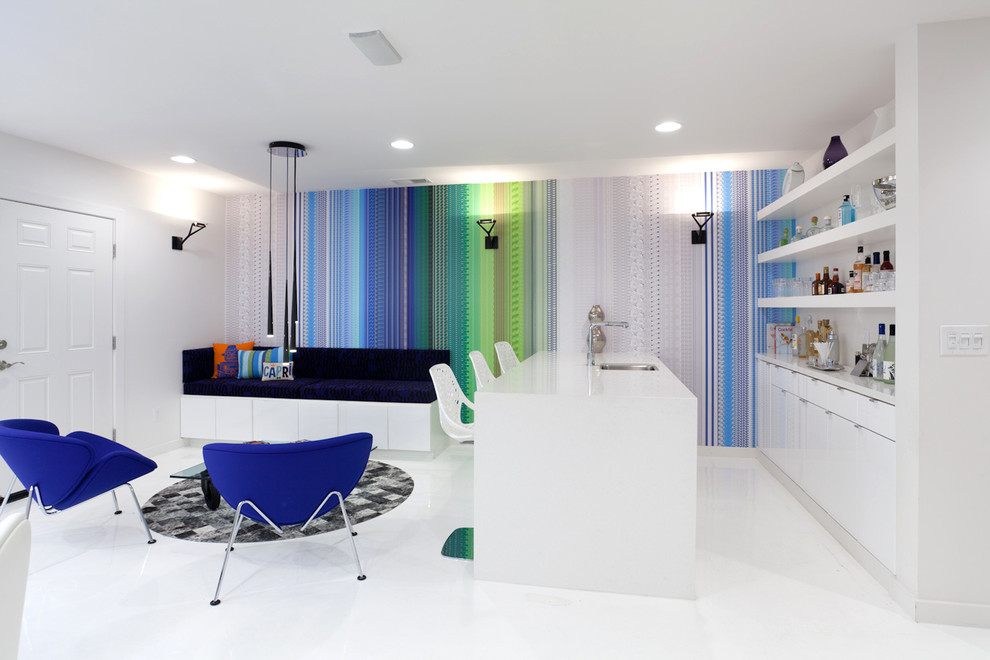 Idee per un soggiorno contemporaneo con pareti bianche e pavimento bianco