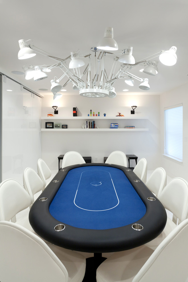 サクラメントにあるコンテンポラリースタイルのおしゃれなファミリールーム (ゲームルーム、白い壁) の写真