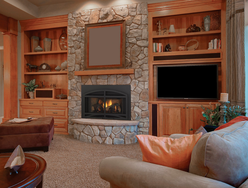 Cette photo montre une salle de séjour chic de taille moyenne et ouverte avec un mur marron, moquette, cheminée suspendue, un manteau de cheminée en pierre, un téléviseur encastré et un sol marron.