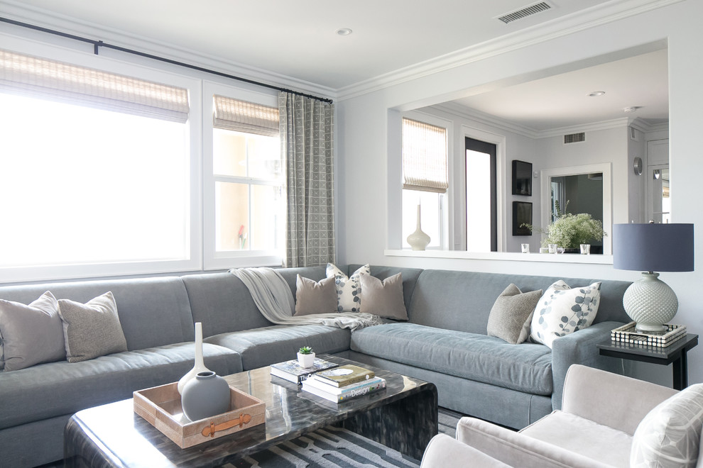 Источник вдохновения для домашнего уюта: открытая гостиная комната среднего размера в современном стиле с серыми стенами и мультимедийным центром