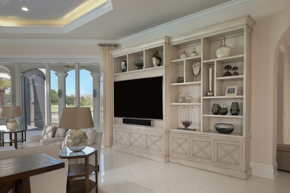 На фото: большая открытая гостиная комната в средиземноморском стиле с домашним баром, белыми стенами, телевизором на стене, белым полом и полом из керамической плитки