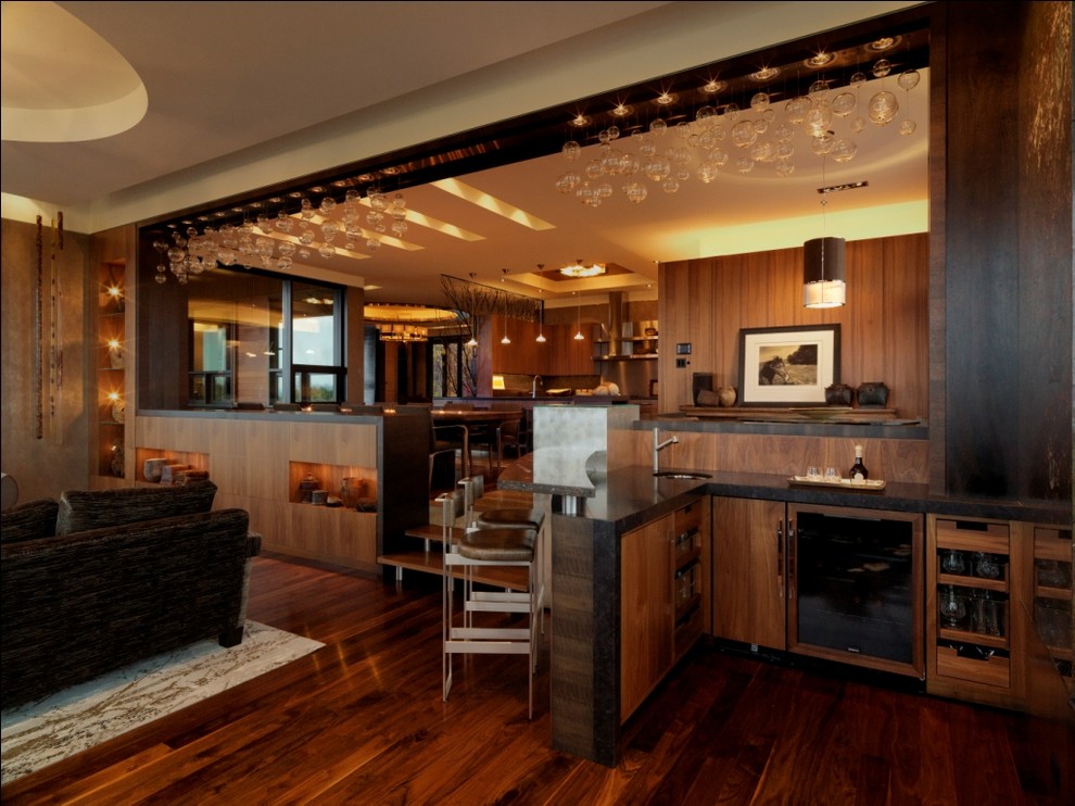 Offenes Uriges Wohnzimmer mit brauner Wandfarbe, dunklem Holzboden und rotem Boden in Burlington