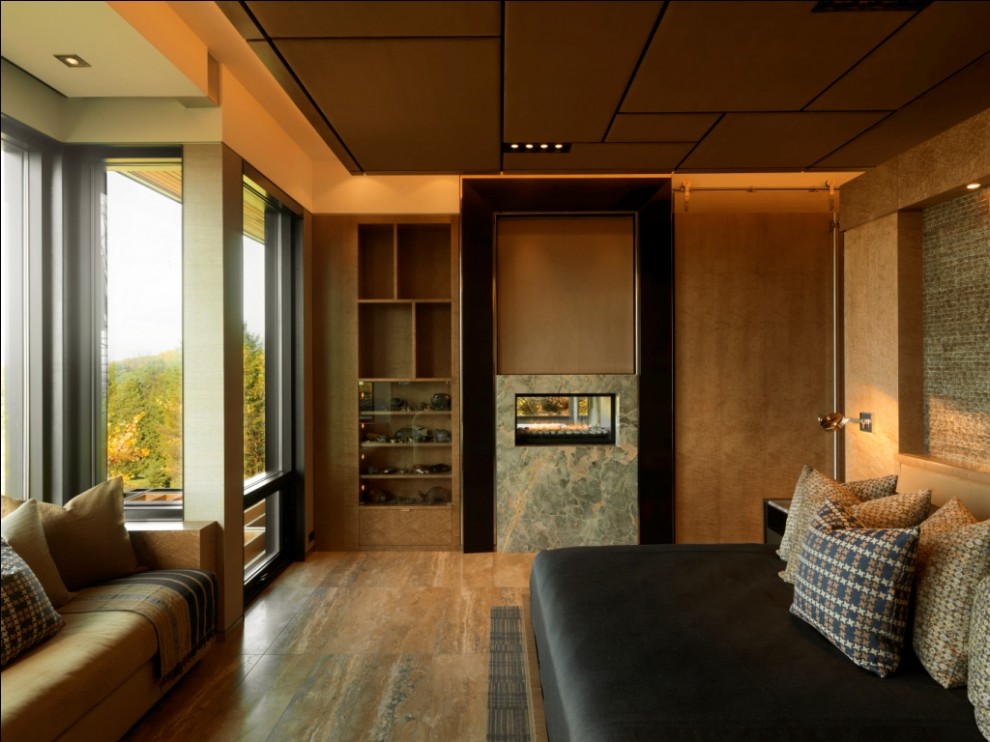Réalisation d'une grande salle de séjour chalet fermée avec un manteau de cheminée en pierre, un mur beige et un sol en bois brun.