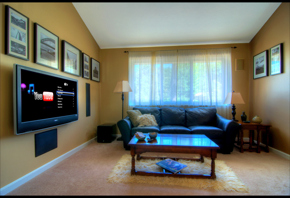 Modelo de sala de estar cerrada actual pequeña con paredes amarillas, moqueta y televisor colgado en la pared