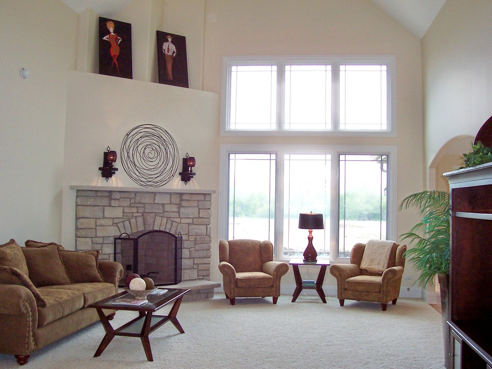Foto di un grande soggiorno classico aperto con pareti beige, moquette, camino classico e cornice del camino in pietra