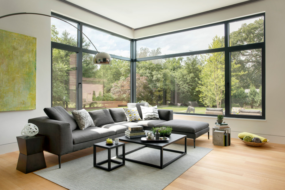 Diseño de sala de estar actual de tamaño medio con suelo de madera en tonos medios, paredes blancas y suelo beige