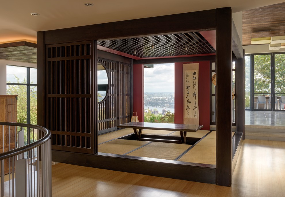 Свежая идея для дизайна: гостиная комната в восточном стиле с оранжевыми стенами и полом из бамбука - отличное фото интерьера