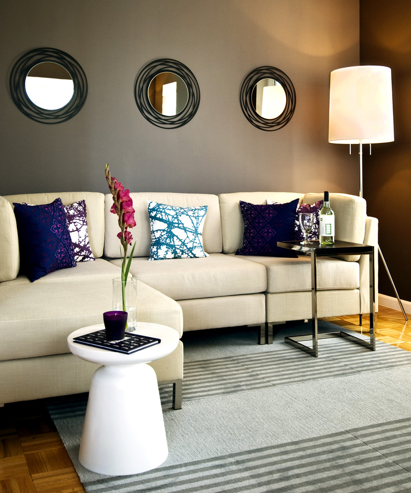 Immagine di un soggiorno design con pareti marroni, pavimento in legno massello medio e tappeto