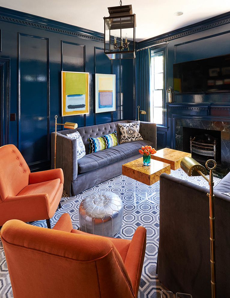 На фото: гостиная комната среднего размера в классическом стиле с синими стенами, стандартным камином и фасадом камина из камня