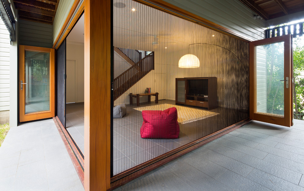 Mittelgroßes, Offenes Modernes Wohnzimmer mit weißer Wandfarbe, Porzellan-Bodenfliesen und grauem Boden in Brisbane