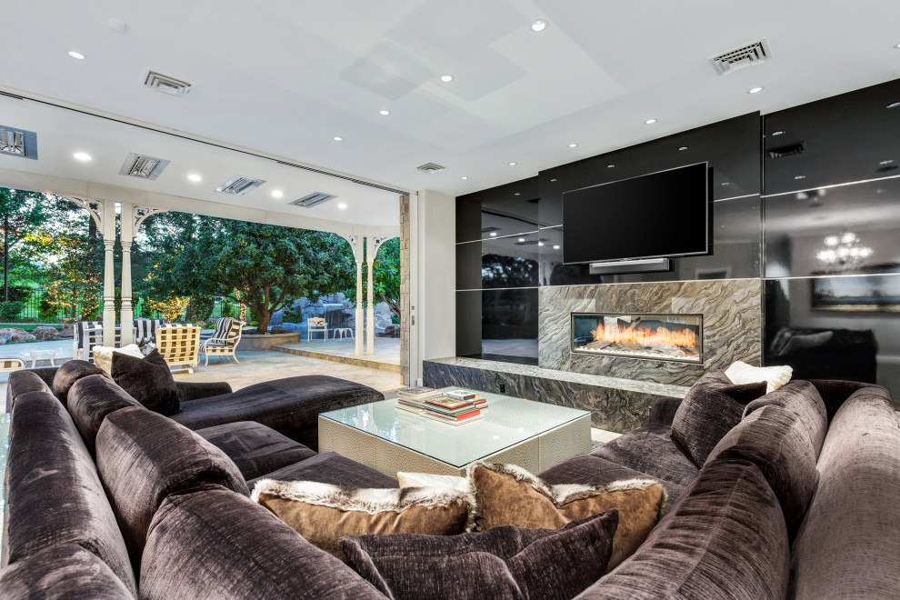 Идея дизайна: гостиная комната в современном стиле с черными стенами и телевизором на стене
