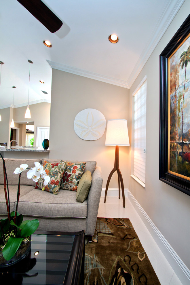 Cette image montre une salle de séjour traditionnelle de taille moyenne et fermée avec un mur beige et un sol en marbre.