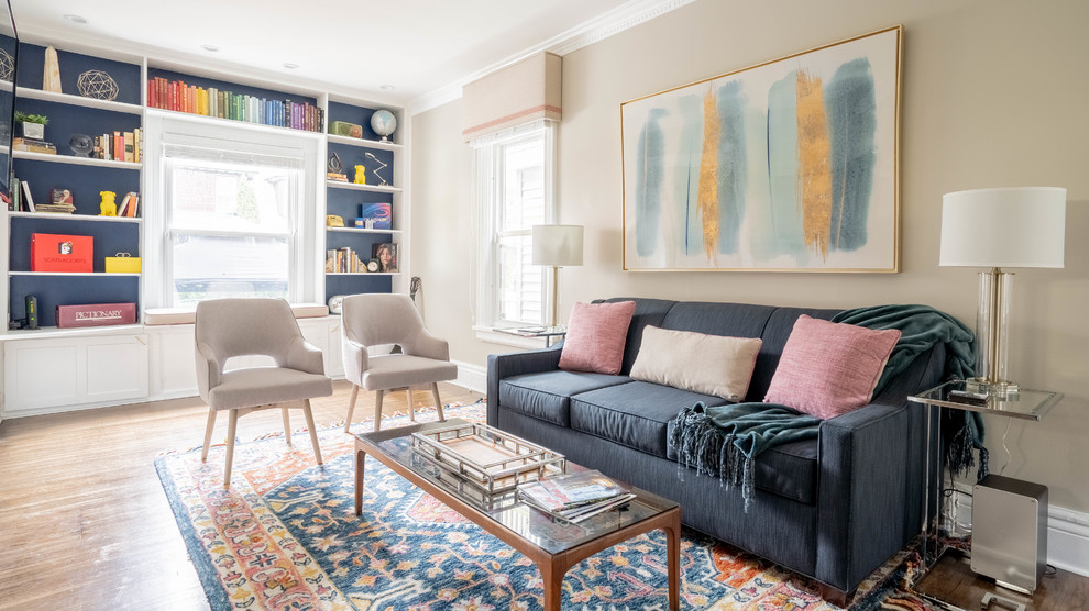 Diseño de sala de estar clásica renovada pequeña con suelo marrón, paredes beige, suelo de madera en tonos medios y alfombra