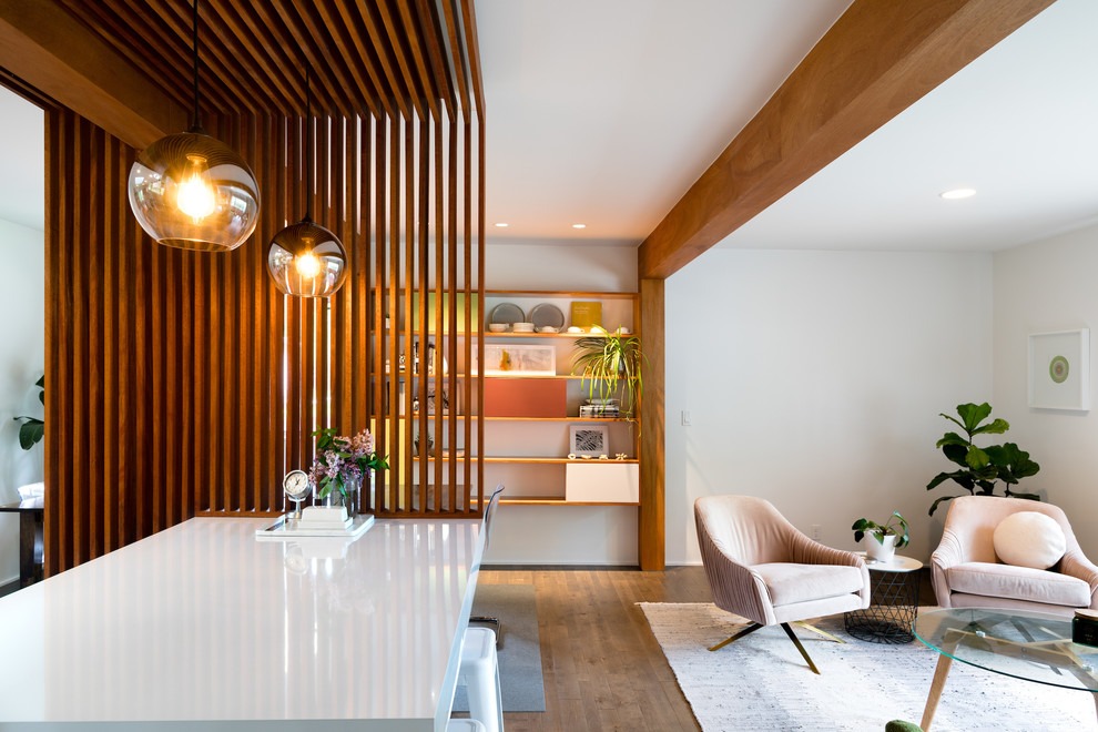 Стильный дизайн: гостиная комната среднего размера в стиле ретро с темным паркетным полом, коричневым полом и ковром на полу - последний тренд