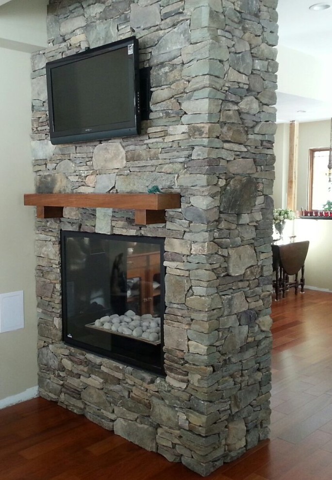 Cette photo montre une salle de séjour montagne avec un manteau de cheminée en pierre.