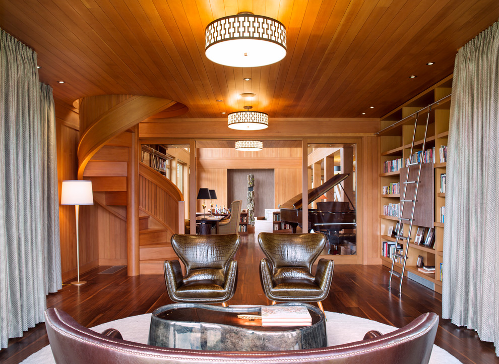Modelo de sala de estar con biblioteca actual con suelo de madera oscura