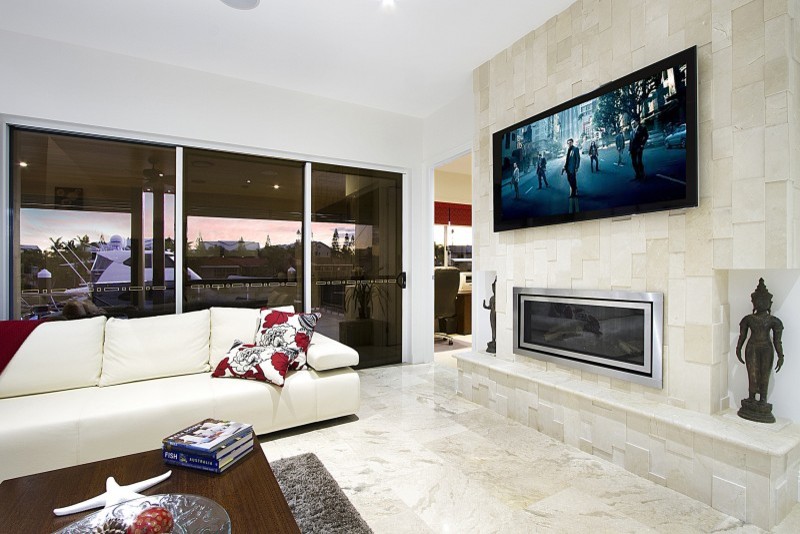 Exemple d'une grande salle de séjour tendance ouverte avec un mur blanc, un sol en travertin, cheminée suspendue, un manteau de cheminée en carrelage, un téléviseur fixé au mur et un sol beige.