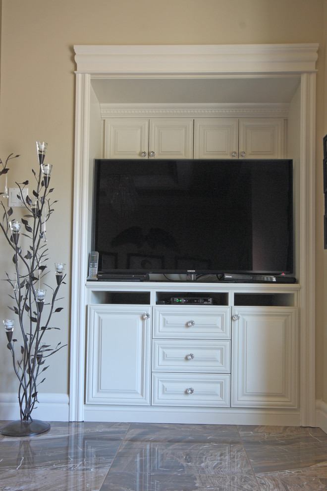 Пример оригинального дизайна: маленькая гостиная комната в классическом стиле с бежевыми стенами и отдельно стоящим телевизором для на участке и в саду