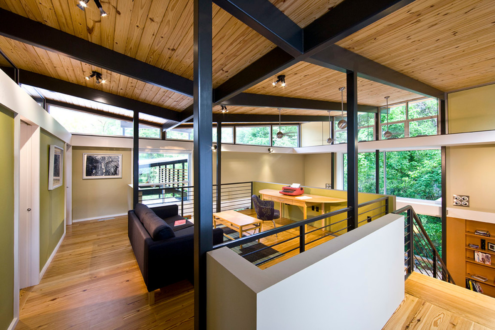 Imagen de sala de estar tipo loft actual con paredes beige y suelo de madera en tonos medios