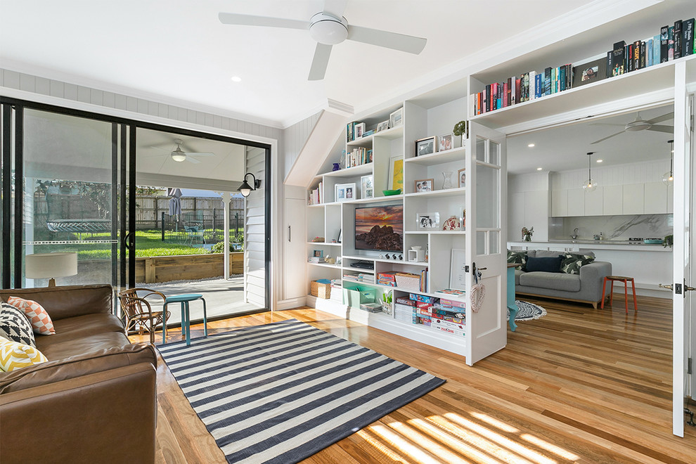 Abgetrenntes Klassisches Wohnzimmer mit dunklem Holzboden, TV-Wand und braunem Boden in Brisbane
