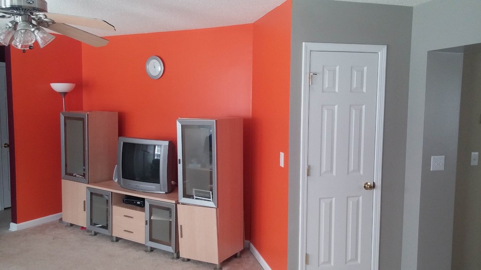 Источник вдохновения для домашнего уюта: гостиная комната среднего размера в стиле модернизм с разноцветными стенами, ковровым покрытием и отдельно стоящим телевизором