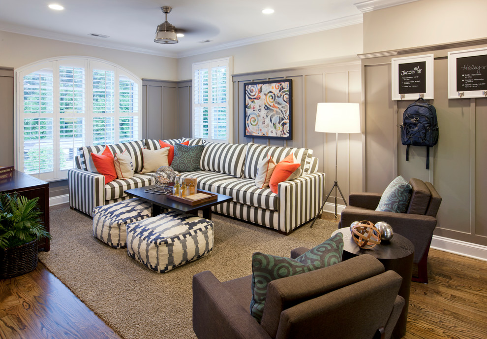 Klassisches Wohnzimmer mit beiger Wandfarbe, braunem Holzboden und braunem Boden in Raleigh